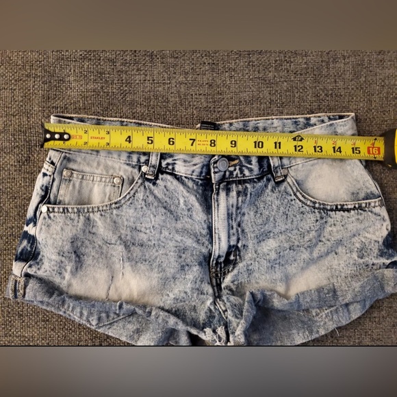 Forever 21 Cuffed Jean Shorts Size 29 Daisy Dukes/ Short Shorts Acid Wash - Picture 8 of 9